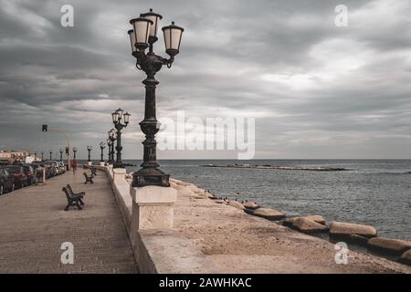 Lumières du front de mer de Bari. Littoral et crépuscule violet et bleu ciel. Banque D'Images