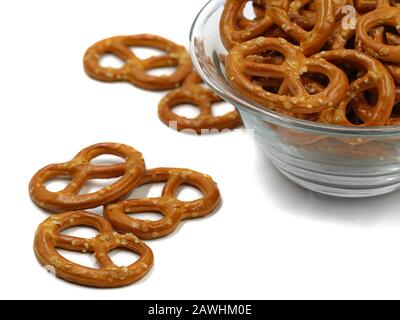 mini bretzels avec sel dans un bol isolé sur fond blanc Banque D'Images