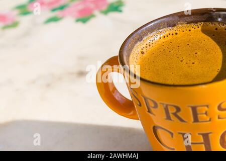 Grande tasse à café orange sur la table se rapproche avec copyspace Banque D'Images