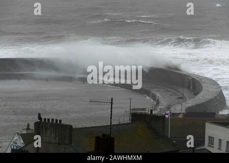 Lyme Regis, Dorset, Royaume-Uni. 9 février 2020. Météo britannique. De grandes vagues de tempête de Ciara frappage contre le mur historique du port de Cobb à Lyme Regis à Dorset. Crédit Photo : Graham Hunt/Alay Live News Banque D'Images