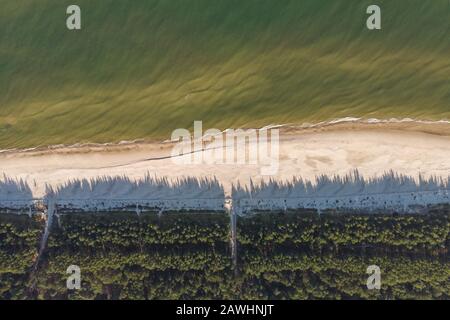 Vue aérienne sur la plage et la mer Baltique à Wladyslawowo, Pologne Banque D'Images