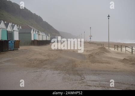 Storm Ciara battant la côte sud de l'Angleterre, le 9th février 2020, Météo: Storm Ciara amène les vents à 70 km/h combiné à une marée haute de printemps posant un danger pour la vie et la propriété avec un avertissement ambre met Office en place, Boscombe, Bournemouth, Dorset, Royaume-Uni. Banque D'Images