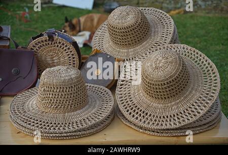 Anciens chapeaux de paille à vendre sur table en bois Banque D'Images