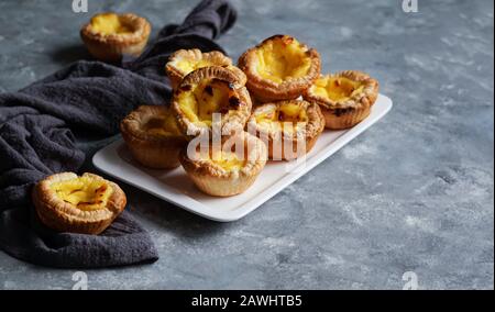 Pastel de nata, de Belem, également connu sous le nom de tarte à la crème anglaise portugaise est une pâtisserie à la tarte aux œufs portugaise Banque D'Images