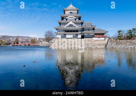 Château de Matsumoto en hiver avec de magnifiques Alpes du Nord enneigées, le château de Matsumoto est classé au Trésor national de Matsumoto, au Japon. Banque D'Images