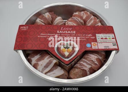 La fameuse, ou devrait être infâme, Marks and Spencer Love Saucisse. Un petit déjeuner parfait pour la Saint Valentin. Banque D'Images