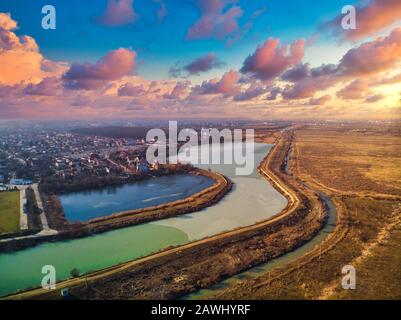 Coucher de soleil paysage aérien de la rivière Dambovita près du lac Morii , Bucarest, Roumanie Banque D'Images