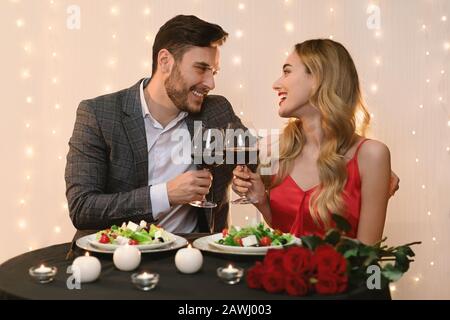 Couple romantique avec des verres de vin rouge à la date au restaurant Banque D'Images