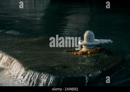 Shivling au milieu de la rivière Ganga en Inde Banque D'Images