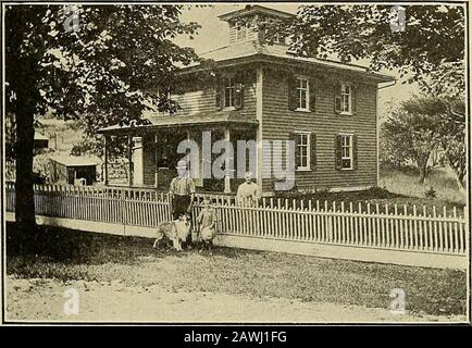 Histoire et répertoire des cantons de Newton et Ransom, comté de Lackawanna, Pennsylvanie; . usinesscourse dans le Cortland Business College et passé quelques années comme commis et comptable. En 1904, il a obtenu sa première licence tojn-each, et a pris sa première,t charge, Fleming-ville, N. Y. Il a ensuite passé près de vingt ans au séminaire AYyoming et a takensome travailler avec l'Université de Cliicago. IMR.Wolcott a été nommé au Bald Alountcharge lors de la session du Wyoming Protaw- Flemingville, N. Y., 1904; Old Forge, 1906Eatonville, 1907; Mehoopany, 1908-1911; BaldMount, 1912. MME. CATHERINE M. Banque D'Images