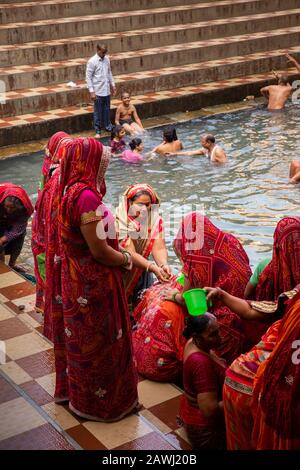Inde, Rajasthan, Shekhawati, Udaipurwati, Adaval Valley, Lohargal Dham, Surakund, lieu de pèlerinage, Saint-gistern rempli d'eau chaude de source, femmes c Banque D'Images