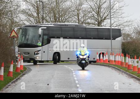 Les autocars transportant des évacués de Coronavirus arrivent au centre de formation et de conférence de Kents Hill Park, à Milton Keynes, après avoir été rapatriés au Royaume-Uni de la ville de Wuhan, une ville frappée par le coronavirus en Chine. Banque D'Images