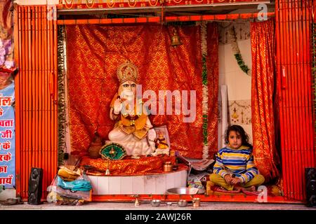 Inde, Rajasthan, Shekhawati, Udaipurwati, Adaval Valley, Lohargal Dham, Surakund, lieu de pèlerinage, enfant assis à côté de la statue de déité Banque D'Images