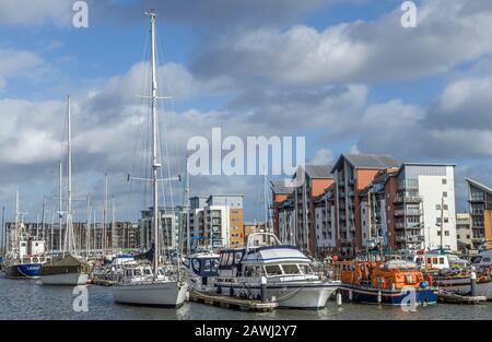 Port de plaisance de Portishead sur la côte de Bristol près de Bristol West of England, le jour ensoleillé et ensoleillé de février. Populaire auprès des marcheurs et des visiteurs alik. Banque D'Images