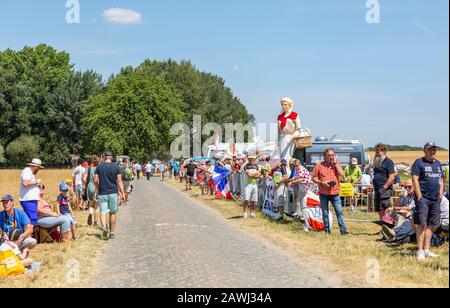 Paver Escaudoeuvres A Thun, France - 15 juillet 2018 : spectateurs attendant les cyclistes sur une route pavée, pendant la scène 9 du Tour de France Banque D'Images