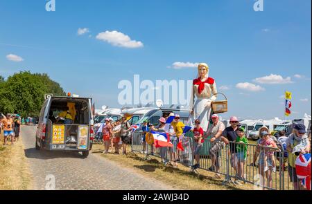 Paver Escaudoeuvres A Thun, France - 15 juillet 2018 : spectateurs attendant les cyclistes sur une route pavée, pendant la scène 9 du Tour de France Banque D'Images