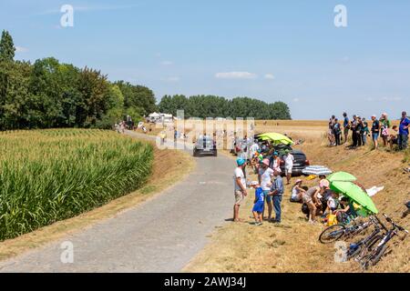 Paver Escaudoeuvres A Thun, France - 15 juillet 2018 : spectateurs attendant les cyclistes sur une route pavée, pendant la scène 9 du Tour de France Banque D'Images