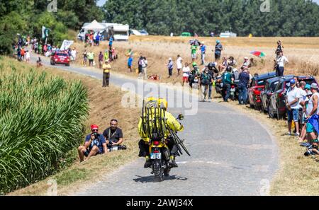 Paver Escaudoeuvres A Thun, France - 15 juillet 2018: La moto jaune de service de Mavic conduisant sur une route pavée, pendant la phase 9 du Tour de F Banque D'Images