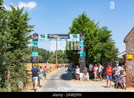 Paver Escaudoeuvres A Thun, France - 15 juillet 2018: Spectateurs attendant les cyclistes à l'entrée sur une route pavée, pendant la scène Banque D'Images