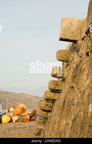 Des marches en pierre sur le mur du port de Cobb en février à Lyme Regis. Lyme Regis est situé sur la côte jurassique et est populaire auprès des touristes qui viennent à Banque D'Images