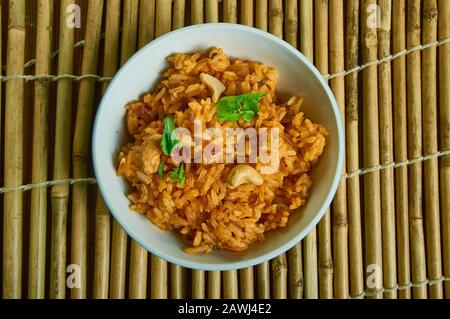 Ukadem Xitt - le repas traditionnel de Goan est le riz bouilli Goan avec du curry Banque D'Images