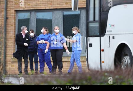 Les membres du personnel attendent que des entraîneurs transportant des évacués de Coronavirus arrivent au centre de formation et de conférence de Kents Hill Park, à Milton Keynes, après avoir été rapatriés au Royaume-Uni de la ville de Wuhan, une ville frappée par le coronavirus en Chine. Banque D'Images