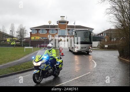 Les autocars transportant des évacués de Coronavirus arrivent au centre de formation et de conférence de Kents Hill Park, à Milton Keynes, après avoir été rapatriés au Royaume-Uni de la ville de Wuhan, une ville frappée par le coronavirus en Chine. Banque D'Images