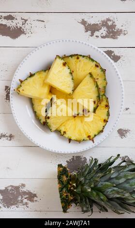 ananas frais coupé sur l'ancien bois blanc peint Banque D'Images