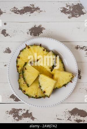 ananas frais coupé sur l'ancien bois blanc peint Banque D'Images