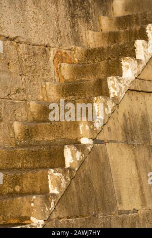 Des marches en pierre sur le mur du port de Cobb en février à Lyme Regis. Lyme Regis est situé sur la côte jurassique et est populaire auprès des touristes qui viennent à Banque D'Images