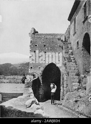 La Sicile médiévale, les aspects de la vie et de l'art dans les âges moyens. Rnsea et un volcan bleu pâle au-delà, avec son intégration se transforme en un bazar ouvert où les hordes de touristes se baladent vers le haut et vers le bas, achats immument de souvenirs. Mais allez là si vous pouvez en mai quand les touristes sont partis et l'esprit de la place chante de nouveau sa chanson, à l'accompagnement du parfum des mandarines, et vous vous saurez que tout cela est réel et très intéressant, analla parfaitement préservé petite ville de médisval, avec son double cercle de murs et de portes, où l'aristocratie de théwell-à-faire de la région, dans le tiers Banque D'Images