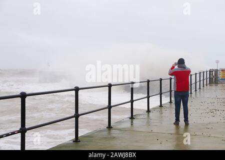 Hastings, East Sussex, Royaume-Uni. 09 Février 2020. Météo au Royaume-Uni : le bureau Du Met a émis un avertissement orange pour le vent dans le Sud avec des vents prévus de 75 mph alors que les vents de la force de Gale et la pluie frappent la côte sud-est à Hastings, East Sussex. ©Paul Lawrenson 2019, Crédit Photo : Paul Lawrenson/Alay Live News Banque D'Images