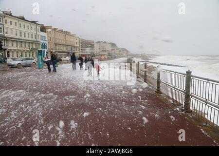 Hastings, East Sussex, Royaume-Uni. 09 Février 2020. Météo au Royaume-Uni : le bureau Du Met a émis un avertissement orange pour le vent dans le Sud avec des vents prévus de 75 mph alors que les vents de la force de Gale et la pluie frappent la côte sud-est à Hastings, East Sussex. D'énormes quantités de mousse de mer sont soufflées sur la promenade du front de mer alors que les gens affrontent des éléments. ©Paul Lawrenson 2019, Crédit Photo : Paul Lawrenson/Alay Live News Banque D'Images