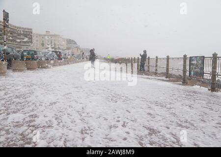 Hastings, East Sussex, Royaume-Uni. 09 Février 2020. Météo au Royaume-Uni : le bureau Du Met a émis un avertissement orange pour le vent dans le Sud avec des vents prévus de 75 mph alors que les vents de la force de Gale et la pluie frappent la côte sud-est à Hastings, East Sussex. D'énormes quantités de mousse de mer sont soufflées sur la promenade du front de mer alors que les gens affrontent des éléments. ©Paul Lawrenson 2019, Crédit Photo : Paul Lawrenson/Alay Live News Banque D'Images