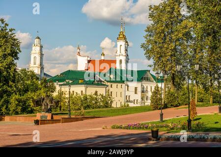 Vitebsk, République du Bélarus. 28.07. 2019. Vue depuis la rue Pouchkine sur les bâtiments situés sur la rive opposée de la rivière Vitba. Banque D'Images