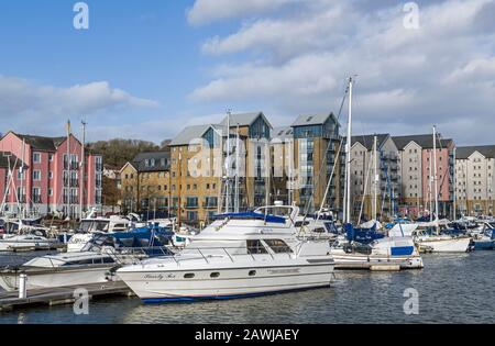 Port de plaisance de Portishead sur la côte de Bristol près de Bristol West of England, le jour ensoleillé et ensoleillé de février. La marina a été récemment terminée Banque D'Images
