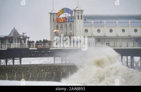 Brighton Royaume-Uni 9 février 2020 - Waves crash sur la plage par Brighton Palace Pier comme Storm Ciara frappe la Grande-Bretagne avec des avertissements d'ambre étant donné dans tout le pays que les vents forts sont censés causer des dommages et un danger possible de vie: Crédit Simon Dack / Alay Live News Banque D'Images