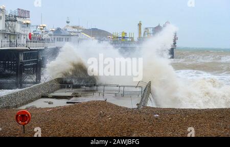 Brighton Royaume-Uni 9 février 2020 - Waves crash sur la plage par Brighton Palace Pier comme Storm Ciara frappe la Grande-Bretagne avec des avertissements d'ambre étant donné dans tout le pays que les vents forts sont censés causer des dommages et un danger possible de vie: Crédit Simon Dack / Alay Live News Banque D'Images