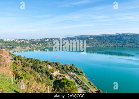 Vue sur le lac Albano depuis la ville de Castel Gandolfo, dans les collines d'Albano, au sud de Rome, en Italie Banque D'Images