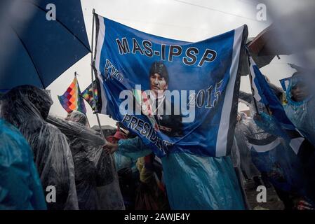 08 février 2020, Bolivie, El Alto: Un drapeau avec le visage de l'ancien président Morales peut être vu lors d'une campagne électorale du Movimiento al Socialismo (MAS). La nouvelle élection, le 3 mai, a lieu plus de six mois après l'élection présidentielle d'octobre, qui a été éclipsée par des accusations de manipulation et dont Morales a émergé comme vainqueur. Photo: Ivan Perez/Dpa Banque D'Images