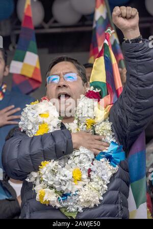 08 Février 2020, Bolivie, El Alto: Le candidat à la présidence Luis Arce du parti Movimiento al Socialismo (MAS) est à l'ouverture du rallye. La nouvelle élection, le 3 mai, a lieu plus de six mois après l'élection présidentielle d'octobre, qui a été éclipsée par des accusations de manipulation et dont Morales a émergé comme vainqueur. Photo: Ivan Perez/Dpa Banque D'Images