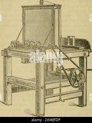 Glanings dans la culture des abeilles . FRAISE - TÊTE POUR LA FABRICATION DE L'EN-TRANCE POUR LES ABEILLES. Une fois les boulons rainurés avec l'abavemachine, le passage des abeilles est coupé dans chaque pièce. Cela ne peut être fait que très rapidement avec une tête de coupe, comme illustré. La tête et le mandrin sont indiqués, que nous pouvons comprendre clairement la construction. C'est comme vous le voyez, vraiment un petit planteur, avec des couteaux réglables à takenout et de sol et de régler, comme n'importe quel planercouteaux. Outre ces couteaux, il y en a quatre. MACHINE AMÉLIORÉE GRISE S POUR SECTIONS TOUT-EN-UN MAKINGTHE. Les trois scies sont réglées sur un mandrin comme Banque D'Images