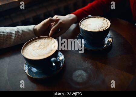 le meilleur latte pour les meilleures personnes. soirée avec petit ami et savoureux blanc plat. gros plan photo vue latérale. latte art. Banque D'Images