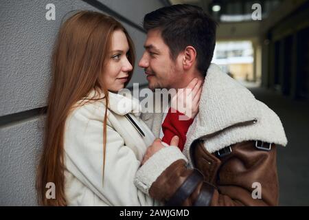 une jeune fille passionnée qui touche le cou de son petit ami va l'embrasser. gros plan photo vue latérale. l'amour à première vue, couple tombe amoureux, Banque D'Images