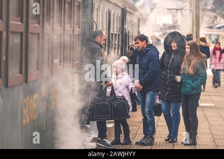Velingrad, BULGARIE - 8 FÉVRIER 2020 : train étroit BDZ à la gare ferroviaire de Velingrad, Bulgarie. Septtemvri - Bansko - Dobrinishte Banque D'Images