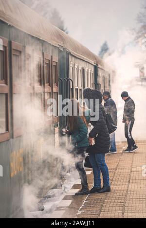 Velingrad, BULGARIE - 8 FÉVRIER 2020 : train étroit BDZ à la gare ferroviaire de Velingrad, Bulgarie. Septtemvri - Bansko - Dobrinishte Banque D'Images