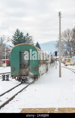 Gare de Velingrad, Bulgarie - 8 février 2020: Train avec wagons verts départs à la gare. Banque D'Images