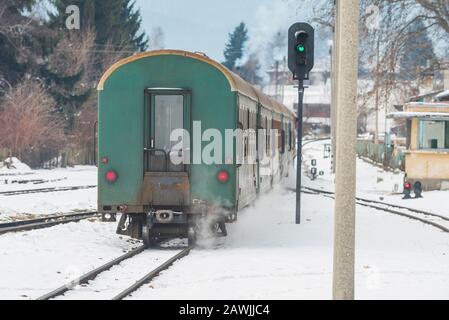 Gare de Velingrad, Bulgarie - 8 février 2020: Train avec wagons verts départs à la gare. Banque D'Images