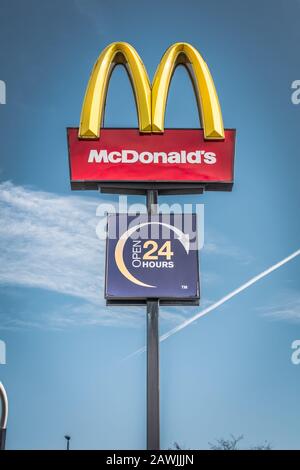 Le logo McDonald's arbore une enseigne dans un ciel bleu à l'extérieur d'une succursale de Wandsworth, Londres, Angleterre, Royaume-Uni Banque D'Images