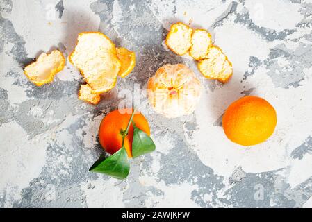tangerines fraîches sur une table grise Banque D'Images